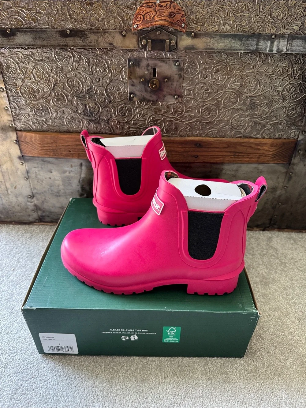 NIB Barbour Pink Dahlia Chelsea Rain Boots in Size 7